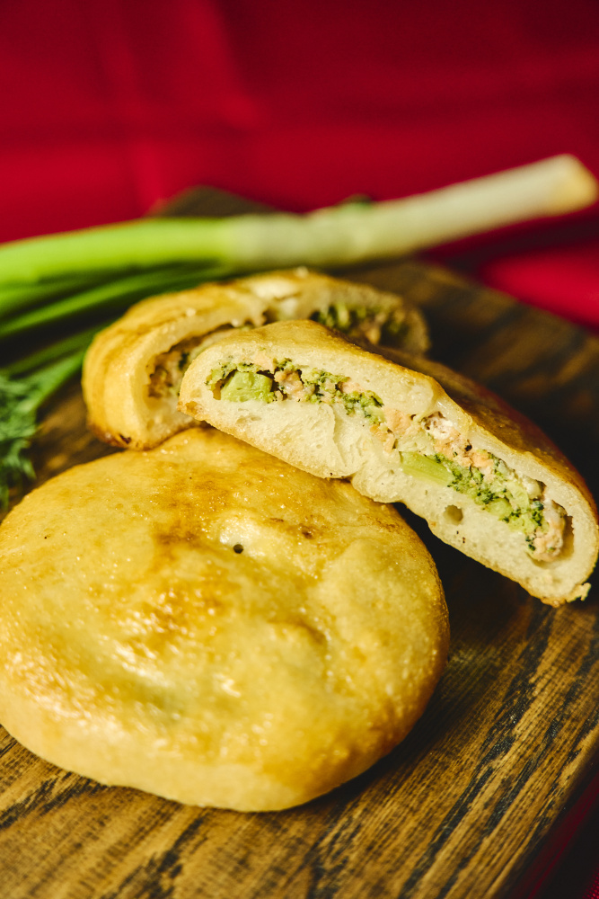 осетинские пироги с красной рыбой и брокколи, (9шт) 675гр